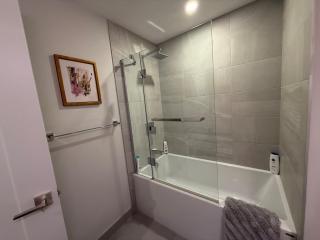 Spotless vibrant & modern 1 BR with 6 appliances - 6