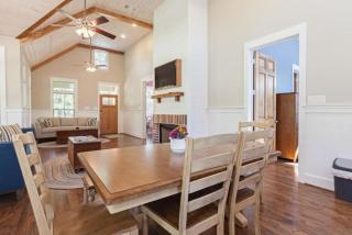 Victorian Cabin Rental with Outdoor Fireplace and Bearpen Creek Views near Dallas, Texas - 3