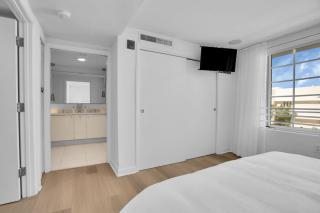 Peaceful 2BR Condo with Ocean Views on Ocean Drive South Beach - 7