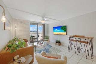 Alluring beachfront condo with pool and ocean views - 9