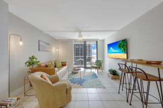 Alluring beachfront condo with pool and ocean views - 8