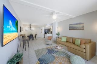 Alluring beachfront condo with pool and ocean views - 6