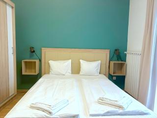 Modern 2 Bedroom Family Apartment with Terrace by Prime Stay - 9