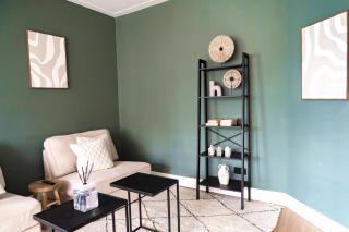 Cozy Two Bedroom Apartment near Cafes and Trams - 8