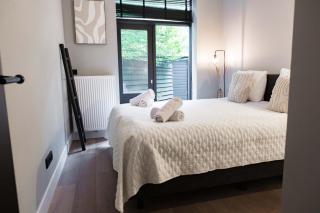 Cozy Two Bedroom Apartment near Cafes and Trams - 4