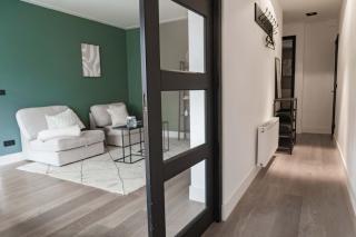 Cozy Two Bedroom Apartment near Cafes and Trams - 1