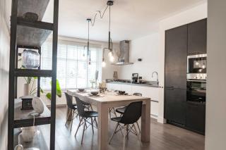 Cozy Two Bedroom Apartment near Cafes and Trams - 8