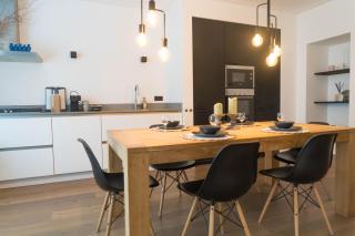 Cozy Two Bedroom Apartment near Cafes and Trams - 6