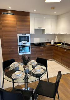 City Gem with River Views Near Canary Wharf & O2 - 9