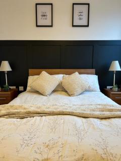 City Gem with River Views Near Canary Wharf & O2 - 4