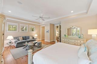 GD77: 77 Governor's Drive - 1