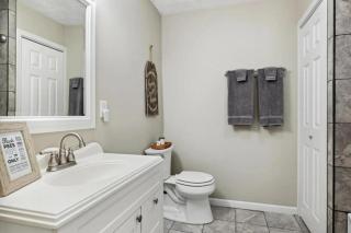 Sawyer Farmhouse -Spacious Retreat with 5 Bedrooms - 2