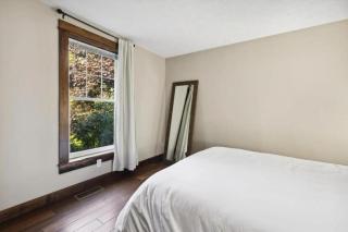 Sawyer Farmhouse -Spacious Retreat with 5 Bedrooms - 1