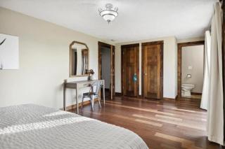 Sawyer Farmhouse -Spacious Retreat with 5 Bedrooms - 6