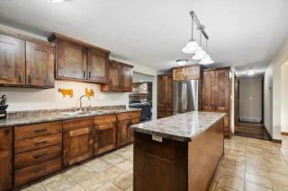 Sawyer Farmhouse -Spacious Retreat with 5 Bedrooms - 2