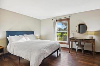 Sawyer Farmhouse -Spacious Retreat with 5 Bedrooms - 4