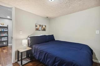 Sawyer Farmhouse -Spacious Retreat with 5 Bedrooms - 8