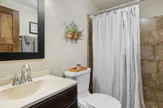 Sawyer Farmhouse -Spacious Retreat with 5 Bedrooms - 9