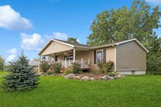 Sawyer Farmhouse -Spacious Retreat with 5 Bedrooms - 5