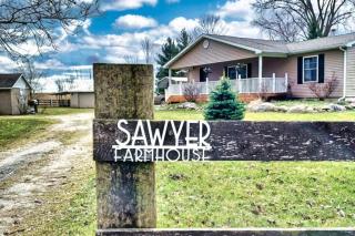Sawyer Farmhouse -Spacious Retreat with 5 Bedrooms - 0
