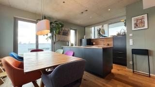 Stylish Riverfront Penthouse with Skyline View - 4