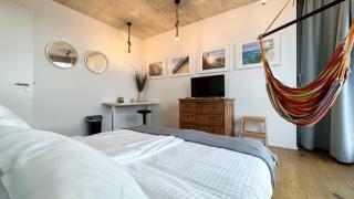 Stylish Riverfront Penthouse with Skyline View - 6