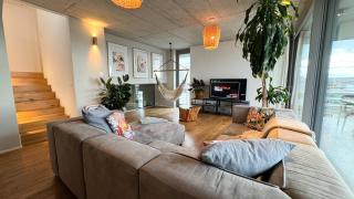 Stylish Riverfront Penthouse with Skyline View - 7