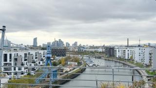Stylish Riverfront Penthouse with Skyline View - 2