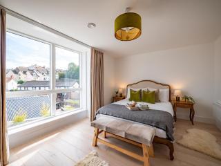 Beachstone, Stylish Creekside Luxury Home - 7