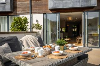 Beachstone, Stylish Creekside Luxury Home - 6