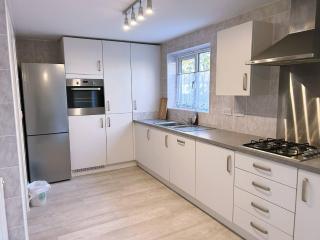 Salford Detached House with Ensuite King Room - 2