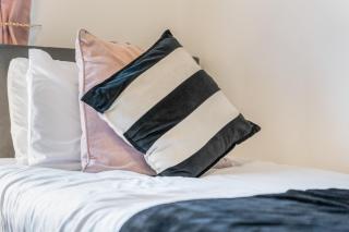 Spacious 2BR Apartment, Sleeps 5, Wi-Fi & Parking - 4