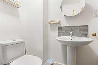 Spacious 2BR Apartment, Sleeps 5, Wi-Fi & Parking - 1