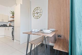 Spacious 2BR Apartment, Sleeps 5, Wi-Fi & Parking - 7