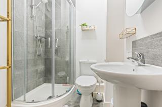 Spacious 2BR Apartment, Sleeps 5, Wi-Fi & Parking - 6