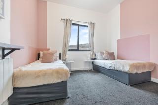 Spacious 2BR Apartment, Sleeps 5, Wi-Fi & Parking - 0