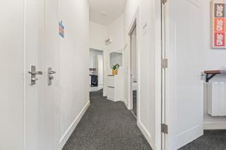 Modern 2BR Apartment, Sleeps 5, Free Wi-Fi, Parking Included - 3