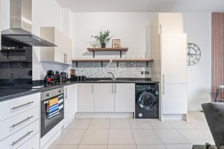 Spacious 2BR Apartment, Sleeps 5, Wi-Fi & Parking - 9