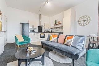 Modern 2BR Apartment, Sleeps 5, Free Wi-Fi, Parking Included - 1