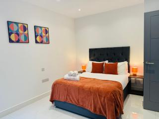 2 Bedroom 2 Bathroom House in Croydon - 0