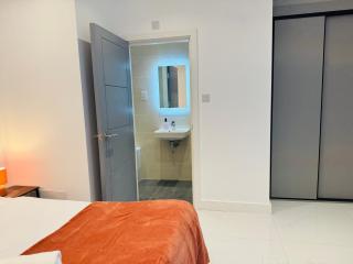 2 Bedroom 2 Bathroom House in Croydon - 2