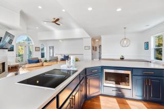 AV8-30: 8 30th Avenue - 8