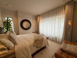 Private King Room - Near AZ and Train Links - 9