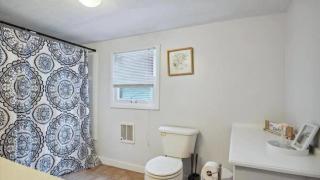 Blue & Gold Retreat sleeps 14 Minutes from ND - 2