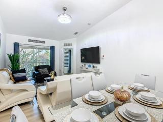 The Galactic Getaway, 3Bed, 2Bath Apartment, Free Parking, Heated Pool - 0