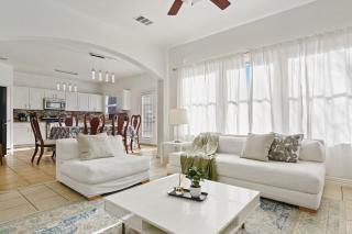 Spacious 8-Bed Home Near Tesla & Samsung Plants - 0