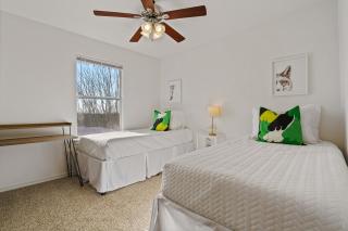 Spacious 8-Bed Home Near Tesla & Samsung Plants - 9