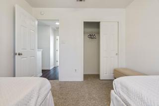 Spacious 8-Bed Home Near Tesla & Samsung Plants - 8