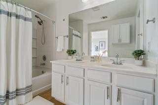 Spacious 8-Bed Home Near Tesla & Samsung Plants - 4