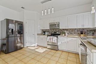 Spacious 8-Bed Home Near Tesla & Samsung Plants - 1